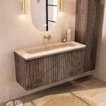 Hangend donker eiken badmeubel 120 cm met vlak front, binnenlade en beige limestone wastafel