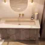 Hangend donker eiken badmeubel 120 cm met vlak front, binnenlade en beige limestone wastafel