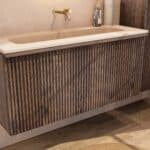 Hangend donker eiken badmeubel 120 cm met vlak front, binnenlade en beige limestone wastafel