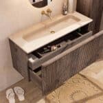 Hangend donker eiken badmeubel 120 cm met vlak front, binnenlade en beige limestone wastafel