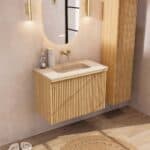 Eiken badkamermeubel 80 cm met vlak front, extra binnenlade en geïntegreerde limestone beige wastafel