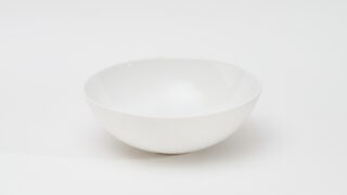 Rond hangend donker eiken badkamermeubel 80 cm met groevenfront, eiken blad en glanzend witte keramische waskom