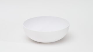 Rond hangend donker eiken badkamermeubel 80 cm met groevenfront, eiken blad en witte solid surface waskom