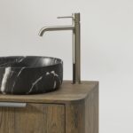 Rond hangend donker eiken badkamermeubel 160 cm met vlak front, eiken blad en witte solid surface waskom