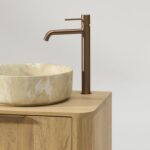 Rond hangend naturel eiken wastafelmeubel 160 cm met afgeronde hoeken en twee beige marmerlook waskommen