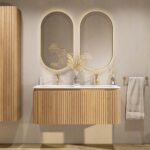 Rond hangend naturel eiken badkamermeubel 120 cm met groevenfront en mat wit wastafel met twee waskommen