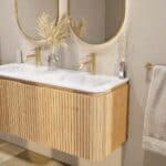 Rond hangend naturel eiken badkamermeubel 120 cm met groevenfront en mat wit wastafel met twee waskommen