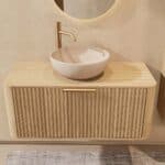 Rond naturel eiken badkamermeubel 100 cm met groevenfront, eiken blad en beige limestone waskom