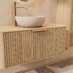 Rond naturel eiken badkamermeubel 100 cm met groevenfront, eiken blad en beige limestone waskom