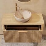 Rond naturel eiken badkamermeubel 100 cm met groevenfront, eiken blad en beige limestone waskom