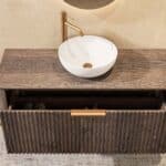 Rond donker eiken badkamermeubel 120 cm met groevenfront, eiken blad en witte solid surface waskom