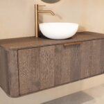 Rond hangend donker eiken wastafelmeubel 120 cm met ronde hoeken en witte solid surface waskom