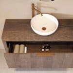 Rond hangend donker eiken wastafelmeubel 120 cm met ronde hoeken en witte solid surface waskom