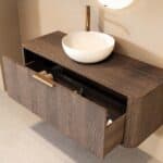 Rond hangend donker eiken wastafelmeubel 120 cm met ronde hoeken en witte solid surface waskom