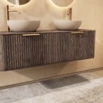 Rond donker eiken wastafelmeubel 140 cm met groevenfront en twee handgemaakte beige limestone waskommen