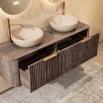 Rond donker eiken wastafelmeubel 140 cm met groevenfront en twee handgemaakte beige limestone waskommen