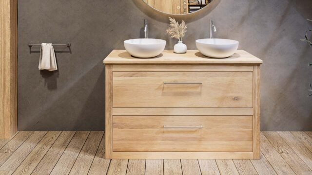 Eiken wastafelmeubel 130 cm met vlak front, eiken blad en dubbele ronde witte solid surface waskommen