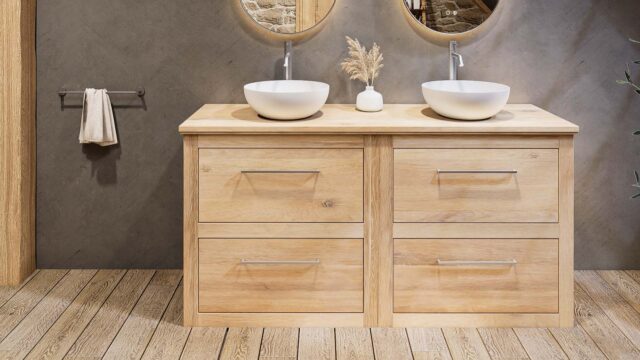 Massief eiken wastafelmeubel 160 cm met vlak front, eiken blad en twee ronde matwitte solid surface waskommen