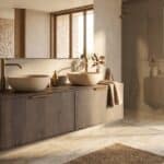 Rond hangend donker eiken badkamermeubel 160 cm met vlak front, eiken blad en beige limestone waskom