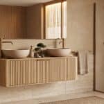 Rond naturel eiken badkamermeubel 120 cm met groevenfront en twee beige limestone opbouwwaskommen