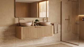 Rond naturel eiken badkamermeubel 120 cm met groevenfront en twee beige limestone opbouwwaskommen