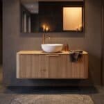 Rond hangend eiken badkamermeubel 120 cm met afgeronde hoeken en ronde witte solid surface opbouwwaskom