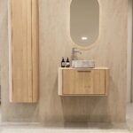 Modern hangend wastafelmeubel 80 cm naturel eiken met ronde hoeken en marmerlook ronde waskom