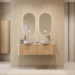 Modern naturel eiken badmeubel 140 cm met ronde hoeken, vlak front en twee marmerlook waskommen