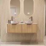 Modern naturel eiken badmeubel 140 cm met ronde hoeken, vlak front en twee marmerlook waskommen