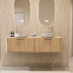 Rond hangend wastafelmeubel 160 cm massief naturel eiken met vlak front en twee marmerlook waskommen