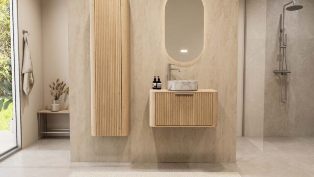 Rond hangend naturel eiken badkamermeubel 80 cm met groevenfront en marmerlook keramische waskom