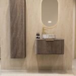 Rond hangend donker eiken badkamermeubel 80 cm met ribbelfront en marmerlook keramische waskom