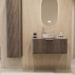 Rond hangend donker eiken wastafelmeubel 100 cm met ribbelfront en marmerlook keramische waskom