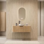 Rond hangend naturel eiken badkamermeubel 120 cm met groevenfront en marmerlook keramische waskom