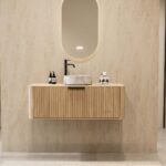 Rond hangend naturel eiken badkamermeubel 120 cm met groevenfront en marmerlook keramische waskom