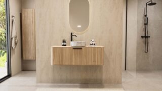 Rond hangend naturel eiken badkamermeubel 120 cm met groevenfront en marmerlook keramische waskom