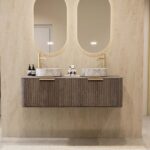 Rond hangend donker eiken badkamermeubel 140 cm met ribbelfront en twee marmerlook ronde waskommen