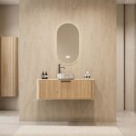 Hangend naturel eiken badmeubel 120 cm met ronde hoeken, vlak front en één marmerlook waskom