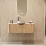 Hangend naturel eiken badmeubel 120 cm met ronde hoeken, vlak front en één marmerlook waskom