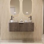 Rond hangend donker eiken wastafelmeubel 120 cm met ribbelfront en twee marmerlook waskommen