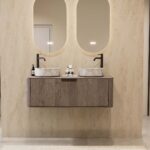 Rond hangend donker eiken wastafelmeubel 120 cm met vlak front en twee marmerlook waskommen