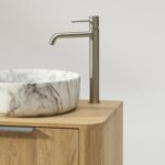 Modern naturel eiken badmeubel 140 cm met ronde hoeken, vlak front en twee marmerlook waskommen