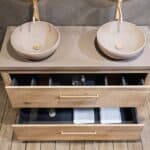 Ruim massief eiken badkamermeubel 130 cm met beton beige wastafelblad en twee bijpassende waskommen