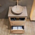 Landelijk massief eiken badkamermeubel 65 cm met beton beige wastafelblad en bijpassende waskom