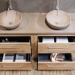 Massief eiken badkamermeubel 160 cm met beton beige wastafelblad en dubbele bijpassende waskommen