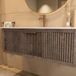 Modern donker eiken badkamermeubel 120 cm met één lade en mat witte mineraalstenen wastafel