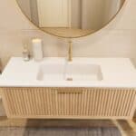Modern naturel eiken badkamermeubel 120 cm met één lade en mat witte mineraalstenen wastafel