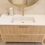 Modern naturel eiken badkamermeubel 120 cm met twee lades en mat witte mineraalstenen wastafel