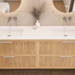 Hangend naturel eiken badkamermeubel 200 cm met twee lades en dubbele mat witte mineraalstenen wastafel