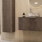 Rond hangend donker eiken wastafelmeubel 100 cm met ribbelfront en marmerlook keramische waskom